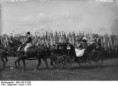 /album/imagenes-por-anos/ano-1910-desfile-del-cuerpo-de-la-guardia-en-el-campo-de-tempelhof-emperatriz-auguste-viktoria-izquierda-y-la-princesa-viktoria-luise-en-un-carruaje-abierto-jpg/